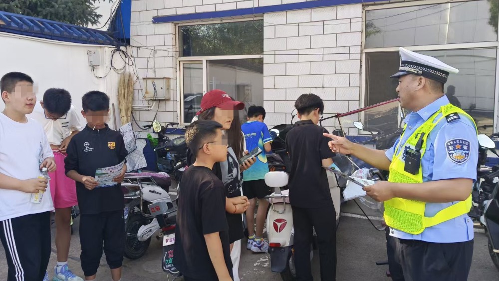 大同交管八大队开展未成年人骑乘电动车专项整治及宣教行动
