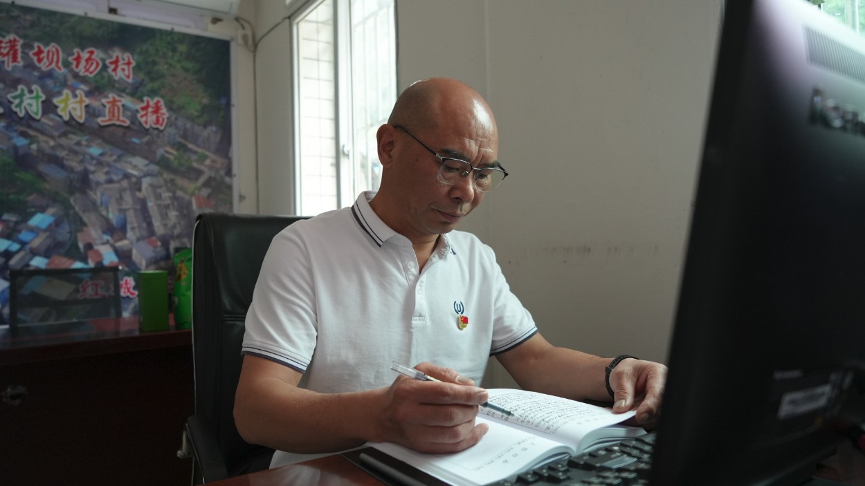 携母赴乡村，振兴谱新章——万源三中驻村“光头”书记王林的乡村振兴纪实