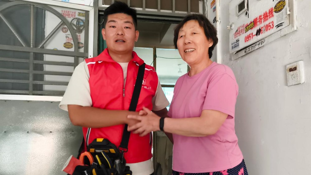 银川市兴庆区双城门社区：志愿者“加班”抢修 点亮残疾老人“心头灯”