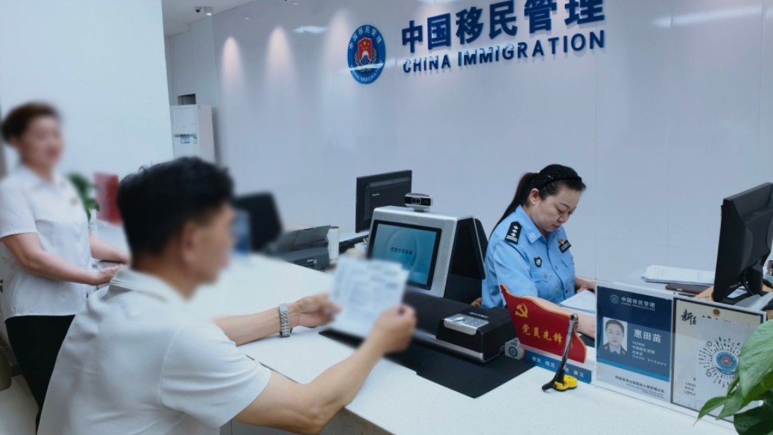 新疆阿克苏市公安局出入境管理大队：午间服务“不打烊” 用心办好群众事