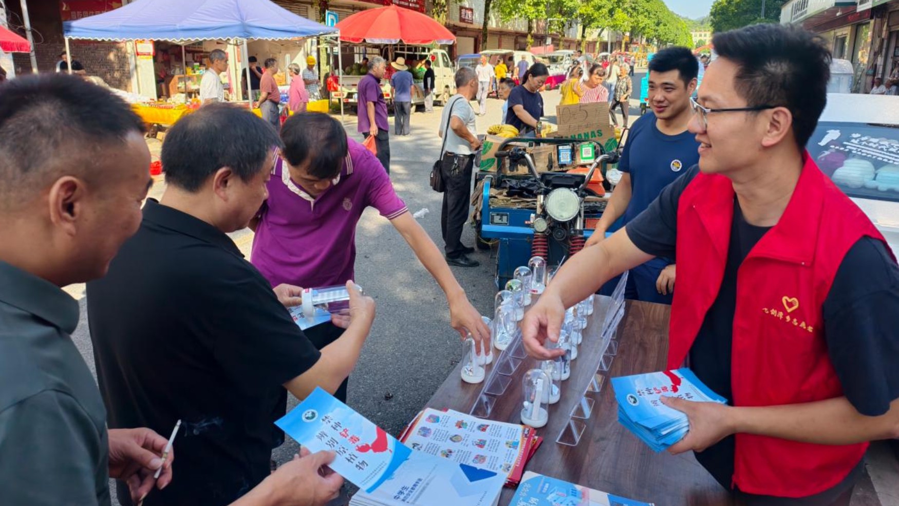 袁州飞剑潭乡：酷暑宣传不停歇 禁毒宣讲赶大集