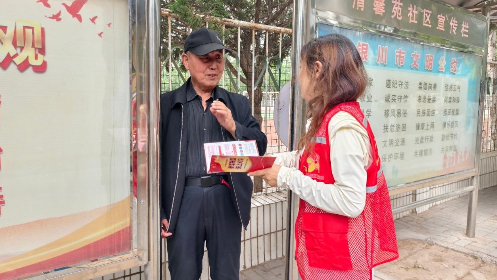 银川市金凤区清馨苑社区：宣传走访进家门，依法兵役固国防