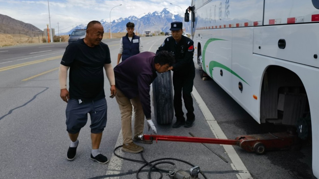 新疆喀什边境管理支队提孜那甫边境派出所：旅游大巴塔莎古道爆胎 警民协作化险为夷