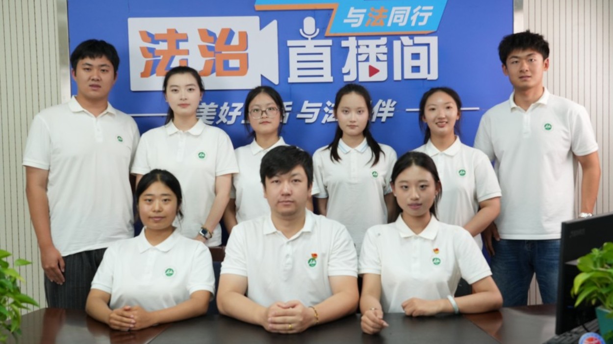 新疆生产建设兵团第六师五家渠市：返乡大学生直播普法守护美好生活