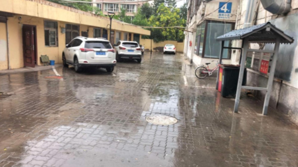 银川市兴庆区双城门社区：冒雨巡查排隐患 防汛备汛保平安