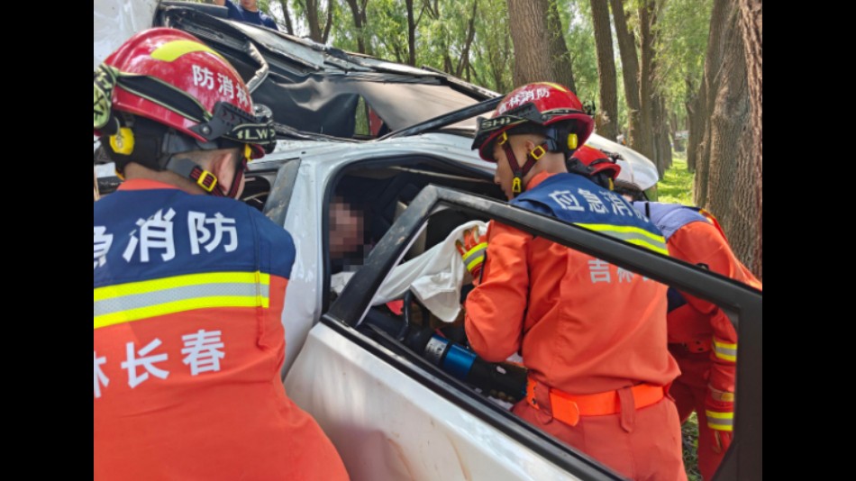 车辆失控撞树司机被困 吉林长春消防破拆成功救援