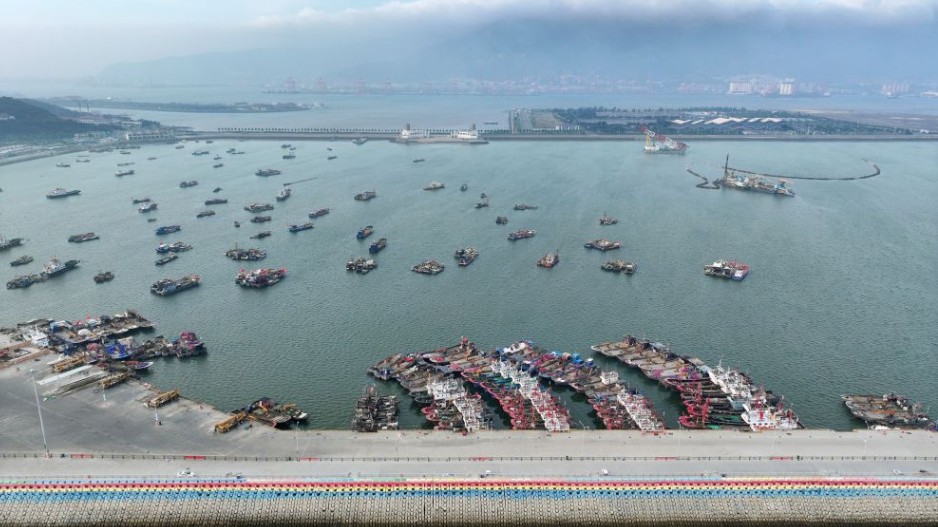 台风“巴威”逼近 多地严阵以待