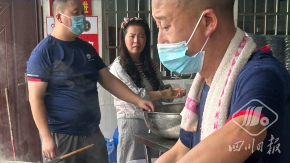 四川厨师驰援广西  4天做出上万份热饭