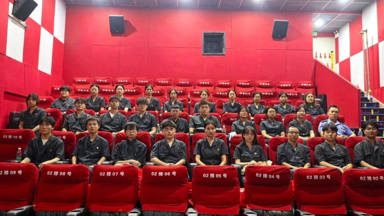新疆莎车县人民法院组织干警观看民族团结进步题材电影《后池新愚公》