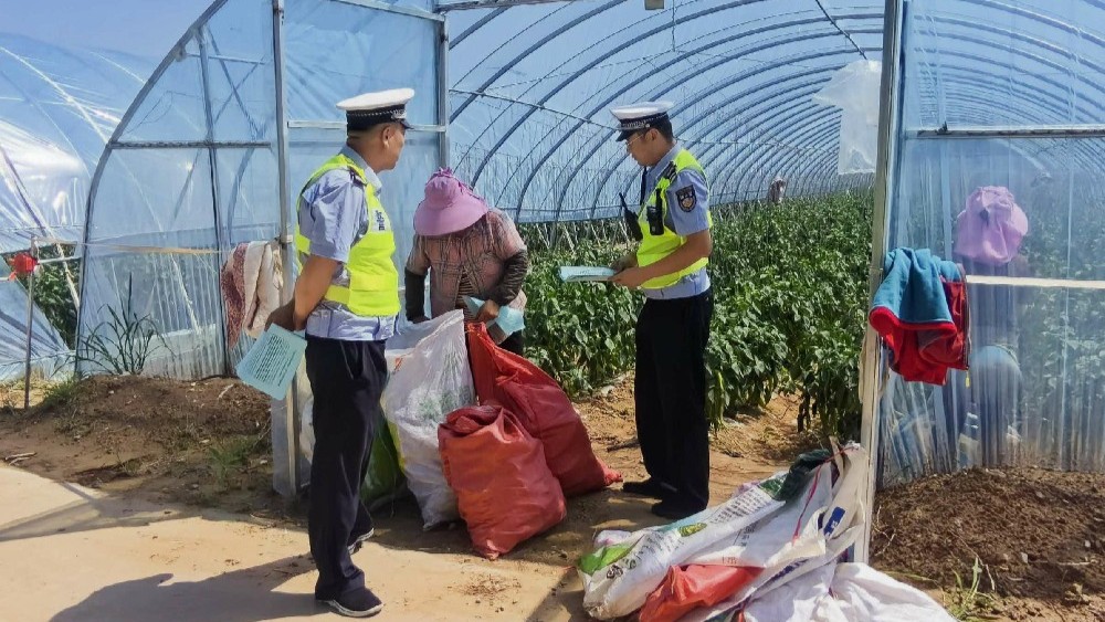 交警进大棚，安全送田间——大同交管八大队织密大棚采摘季安全防护网