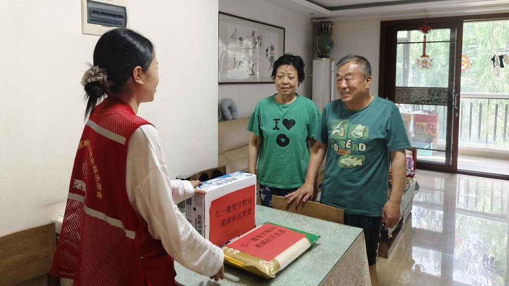 银川市兴庆区观湖社区：情暖七一送关怀，心系党员筑堡垒