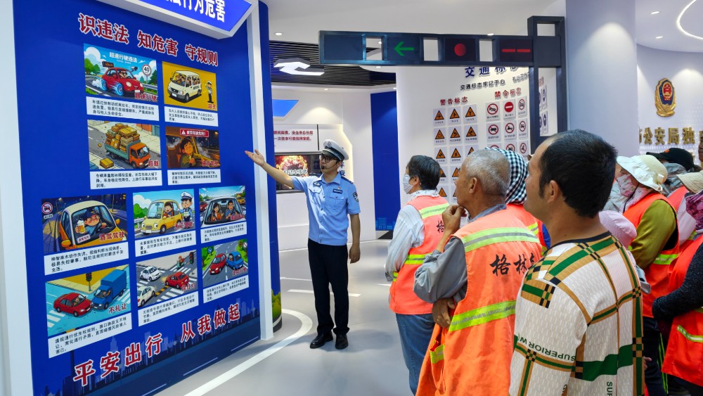 新疆克拉玛依市公安局依托全新交通安全宣教基地开展企业交通安全普及宣传