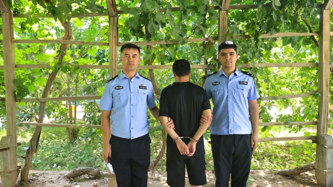 新疆伽师县公安局：刚出拘留所又戴手铐！男子上演“无缝衔接”落网记