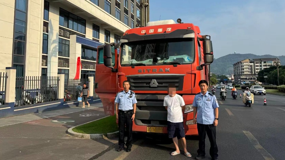 网传渣土车深夜闯红灯，涉事车辆及人员已依法严处！
