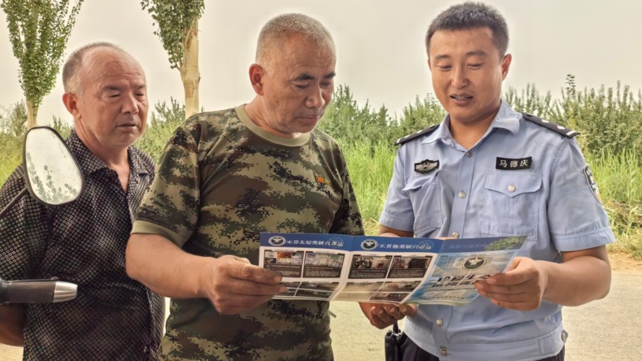 脚下沾泥土，心中有群众——记新疆轮台县公安局铁热克巴扎乡派出所民警马德庆