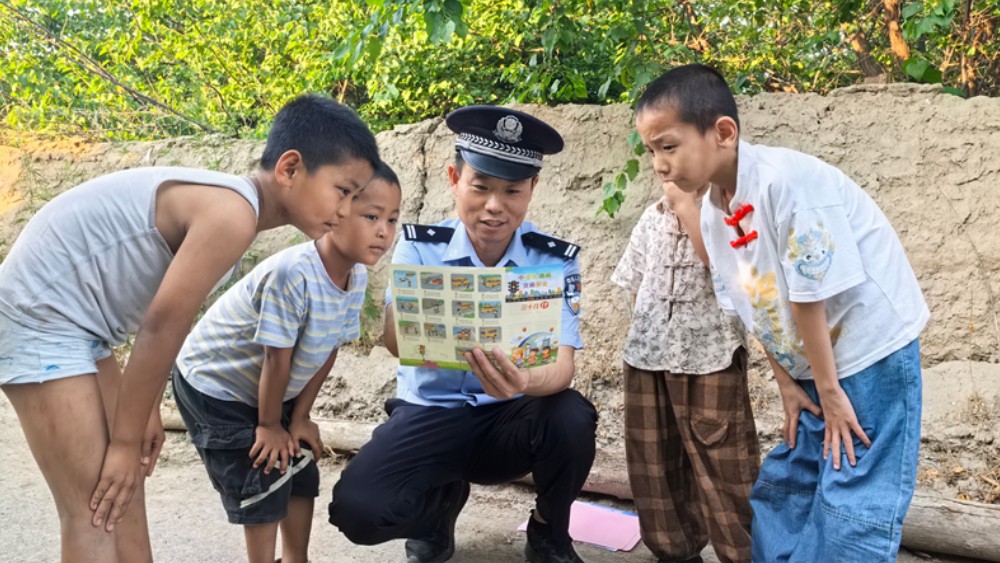 新疆霍城县公安局开设“暑期平安小课堂” 织密青少年安全防护网