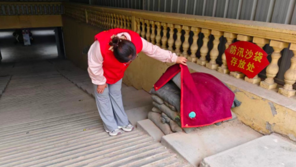 吴忠市利通区金花园社区：雨中巡查守防线 护平安