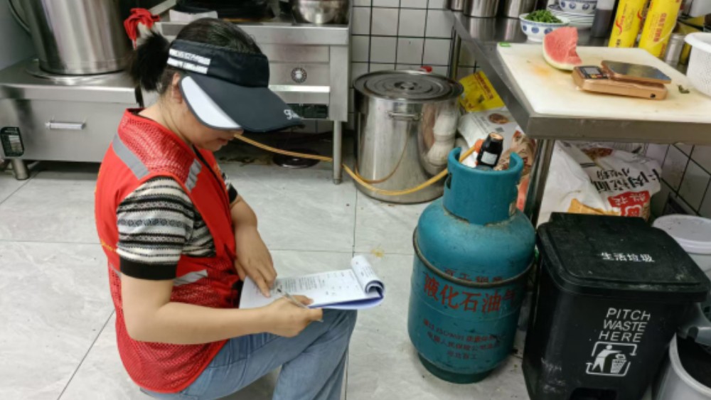 银川市兴庆区景湖社区：普法宣传查隐患 依法监管保安全