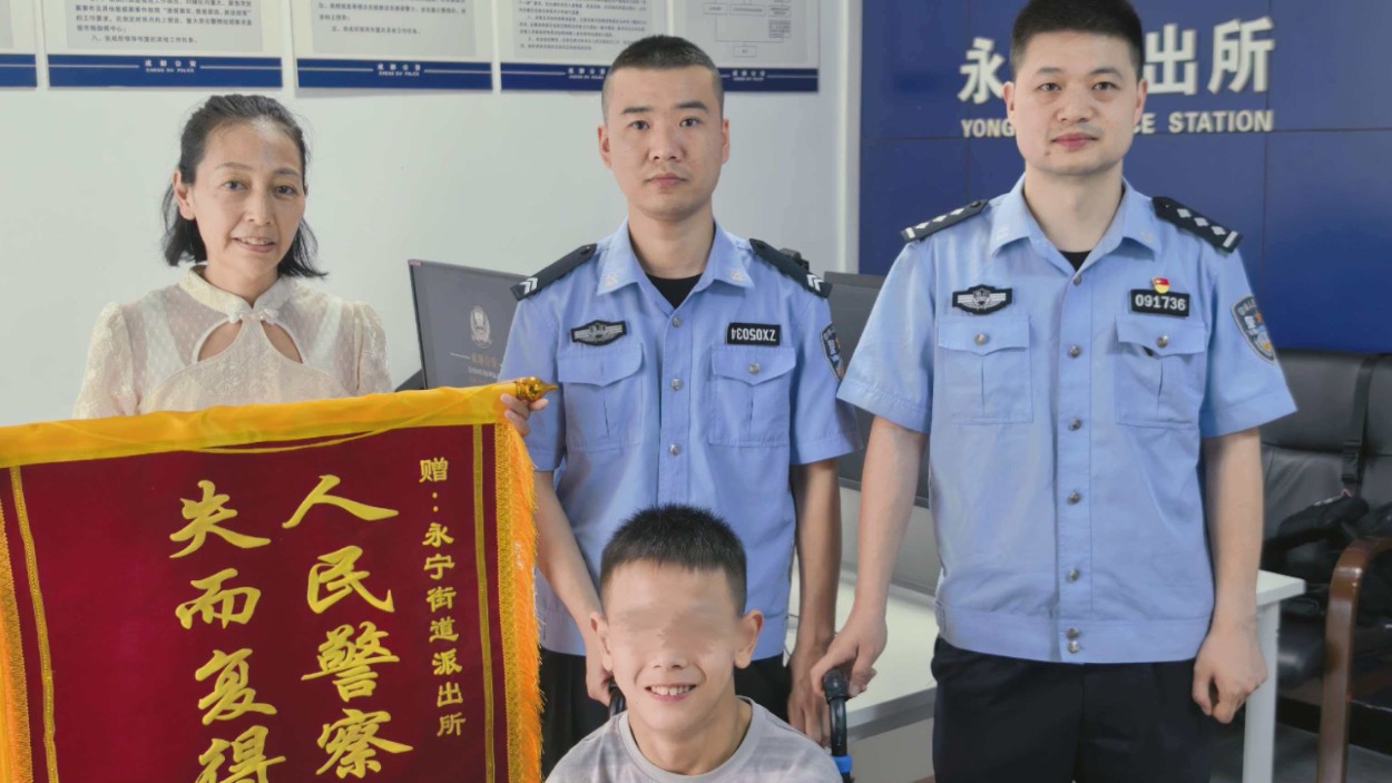 成都：民警找回定制轮椅，特殊少年以眼为笔致谢