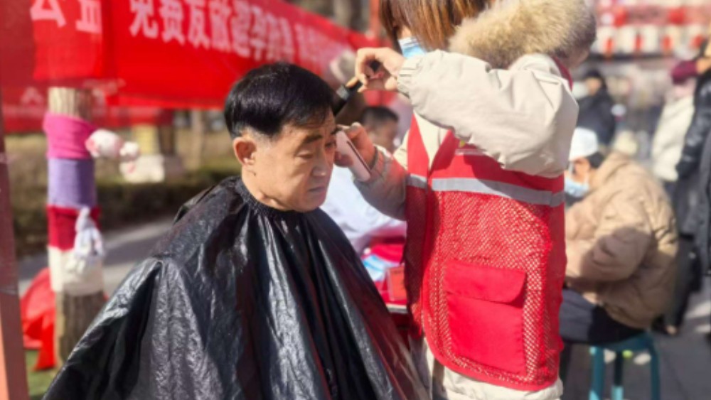 银川市金凤区世悦社区：青年夫妻义剪惠邻 心益队伍温情护家