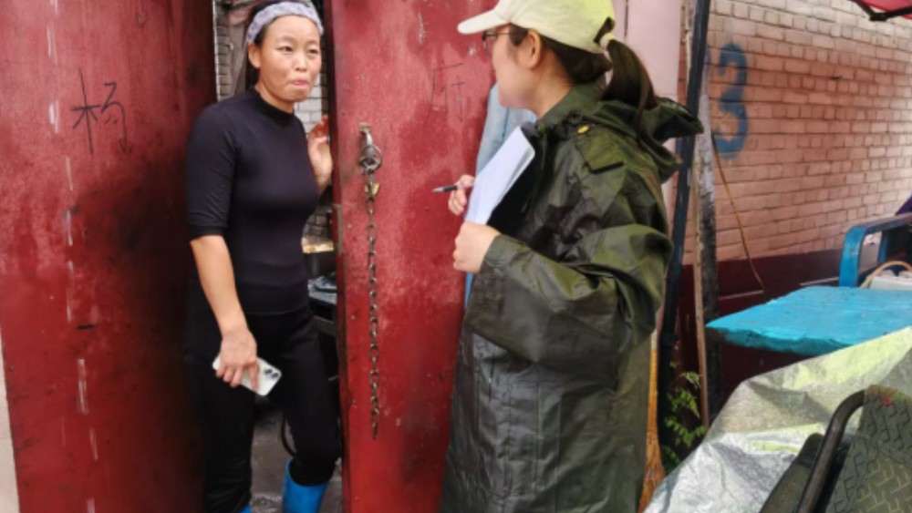 银川市西夏区学院社区：闻汛而动查隐患 冒雨走访护民生