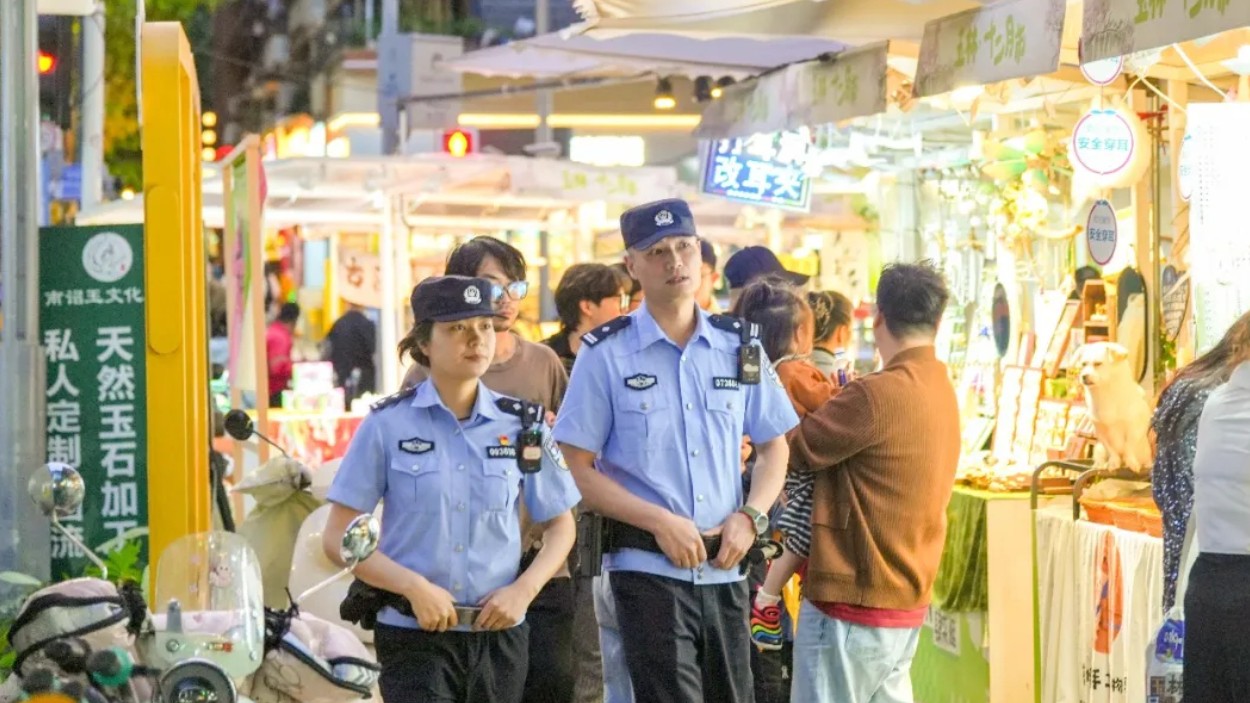 成都玉林夜市里的“警察蓝”：守着烟火气，护好夜平安