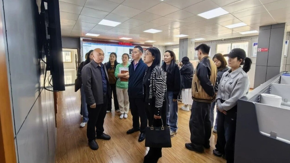 邓薇带队深入甘孜州卫健系统直属单位开展专项督导调研