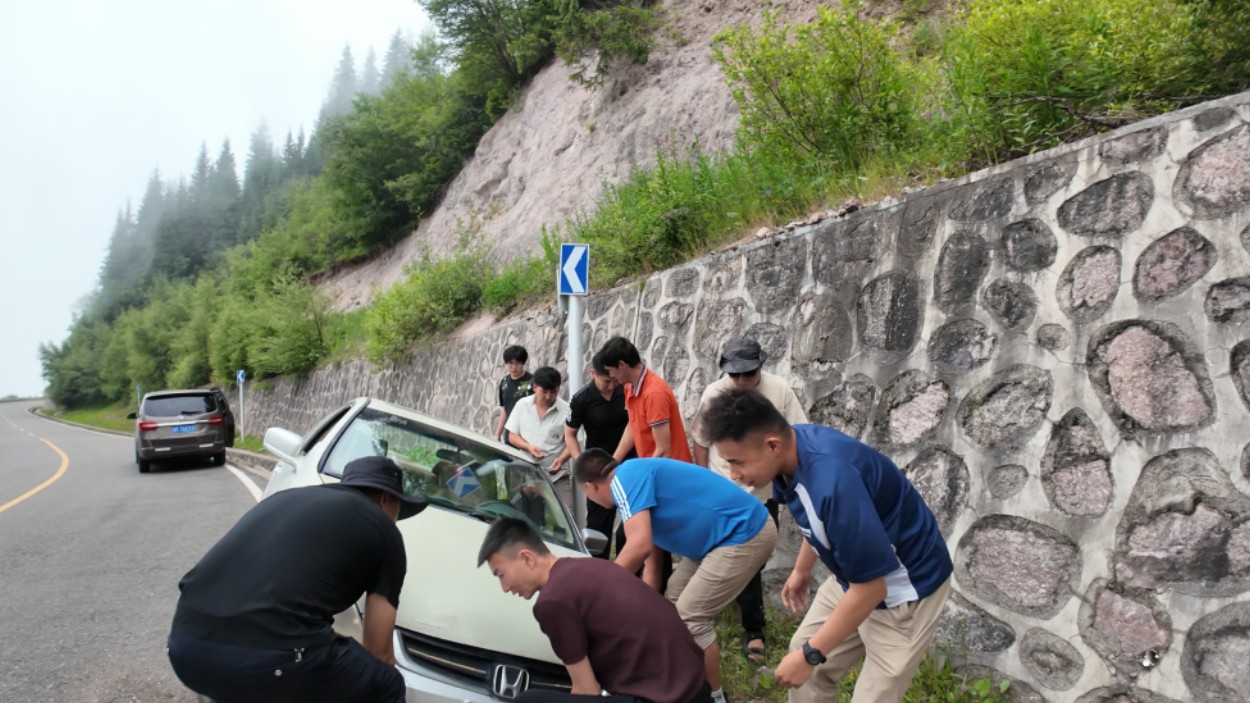 新疆新源县人民法院党员干警乔尔玛研学途中紧急救助受困群众