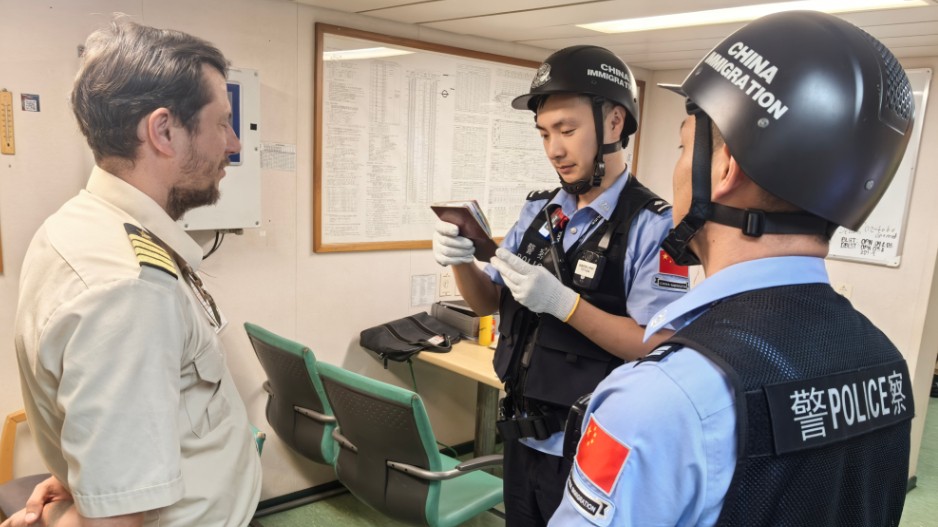 “一船一策”护航台风后首艘国际集装箱船舶快速通关