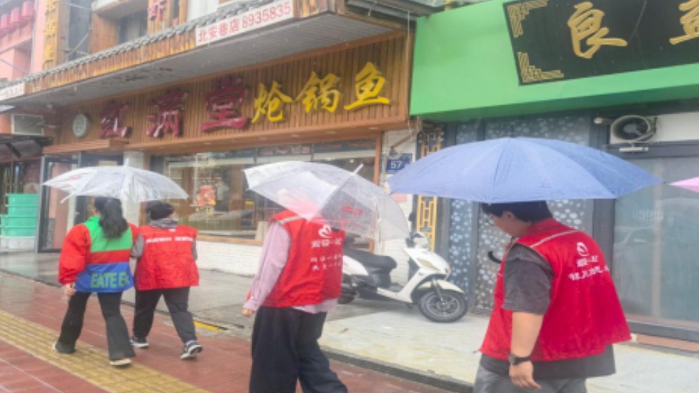 银川市兴庆区游乐社区：闻汛而动查隐患 冒雨排涝护平安