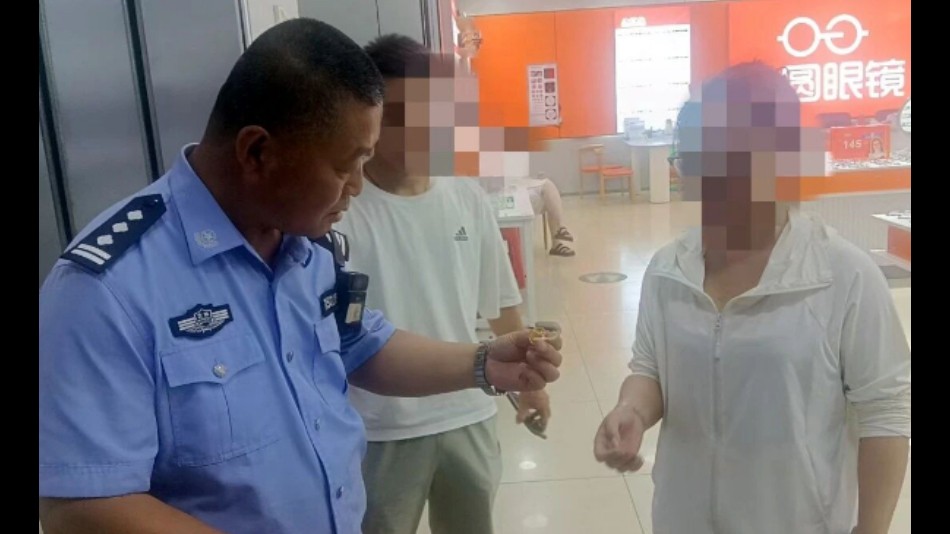 聋哑群众遗失助听器 吉林扶余士英民警翻找垃圾完璧归赵