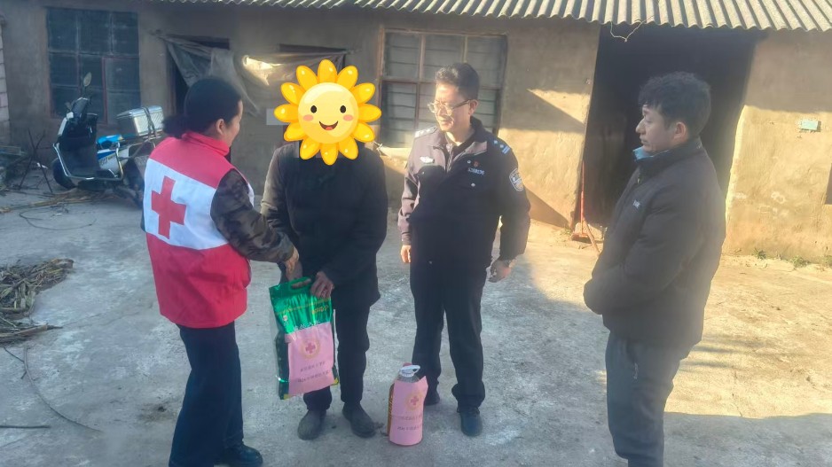 穿针引线暖人心 初心如炬照归途