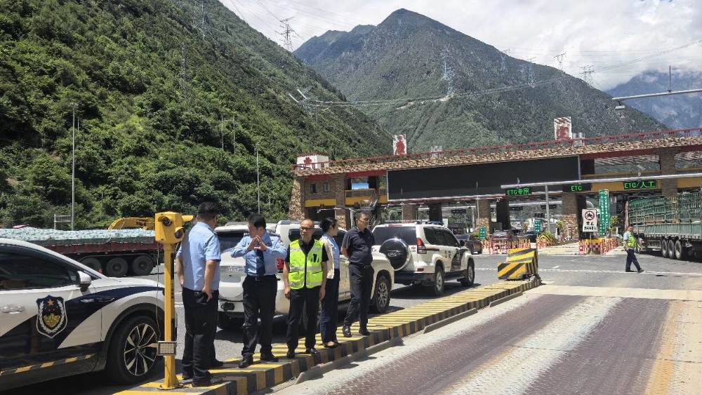 暑期道路交通安全暨雅康高速“一路多方”保通保畅联席会在康定召开
