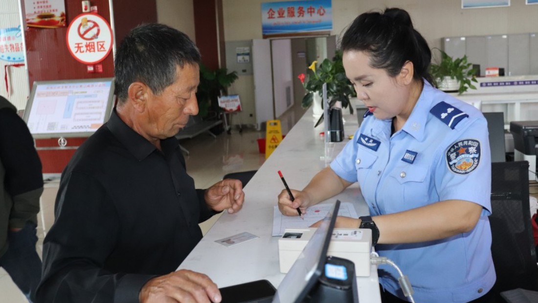 新疆新源县公安局：出入境窗口多维度暖心服务 擦亮为民警务底色