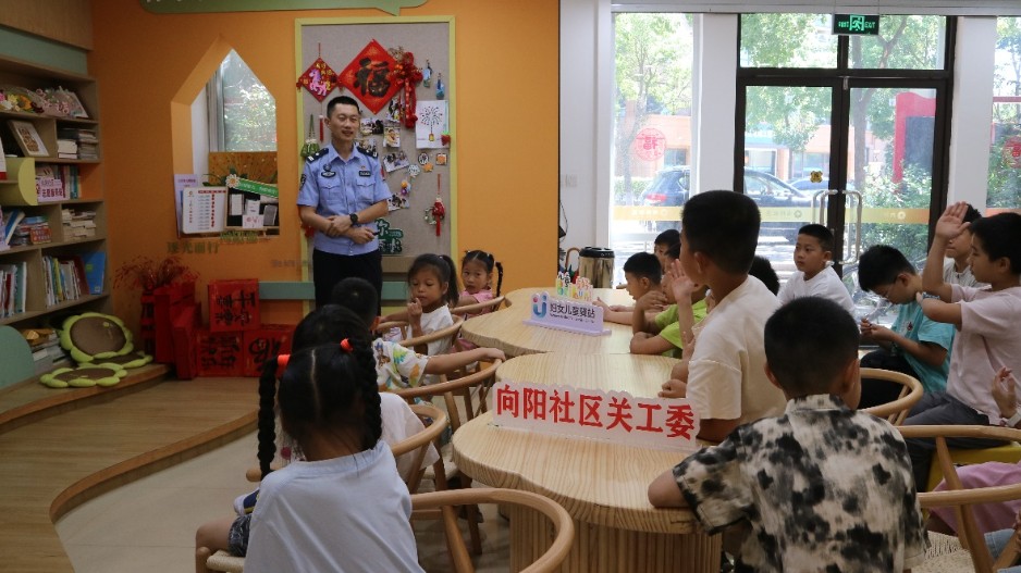 警徽映童趣 国门入童心