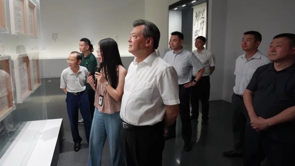 贾瑞云带队到成都市美术馆开展工作调研