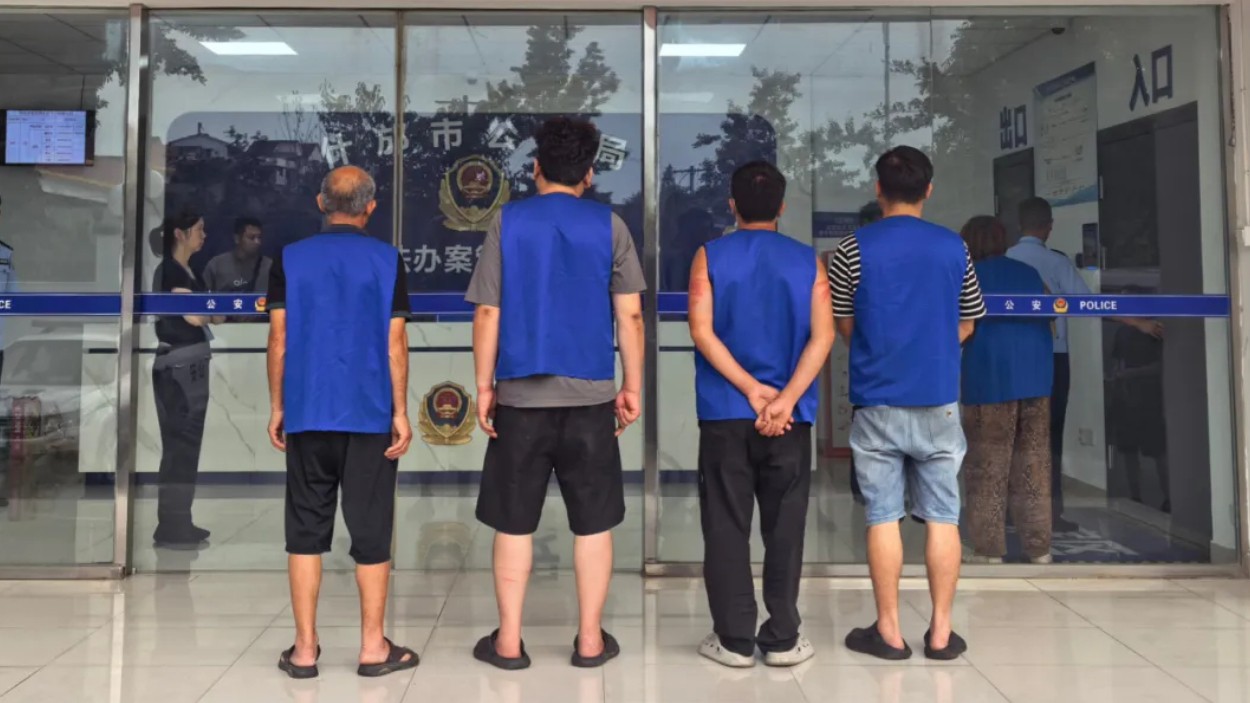 四川什邡：警方突袭一牛肉制假窝点，现场多人正往猪肉上涂抹牛油、牛血冒充牛肉……