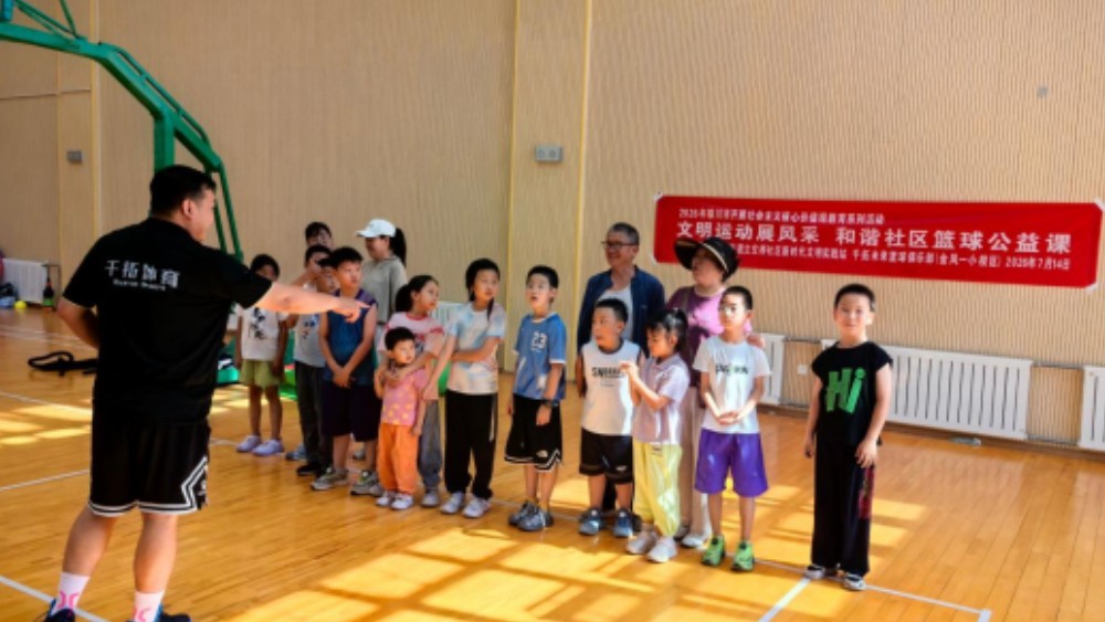 银川市金凤区立交桥社区：燃动夏日球场 乐享运动暑假