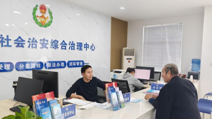 正门面向群众 一线化解难题