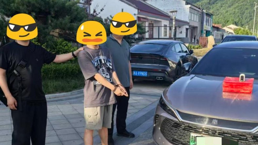 宝鸡太白：民警冲进门 现金拦下了