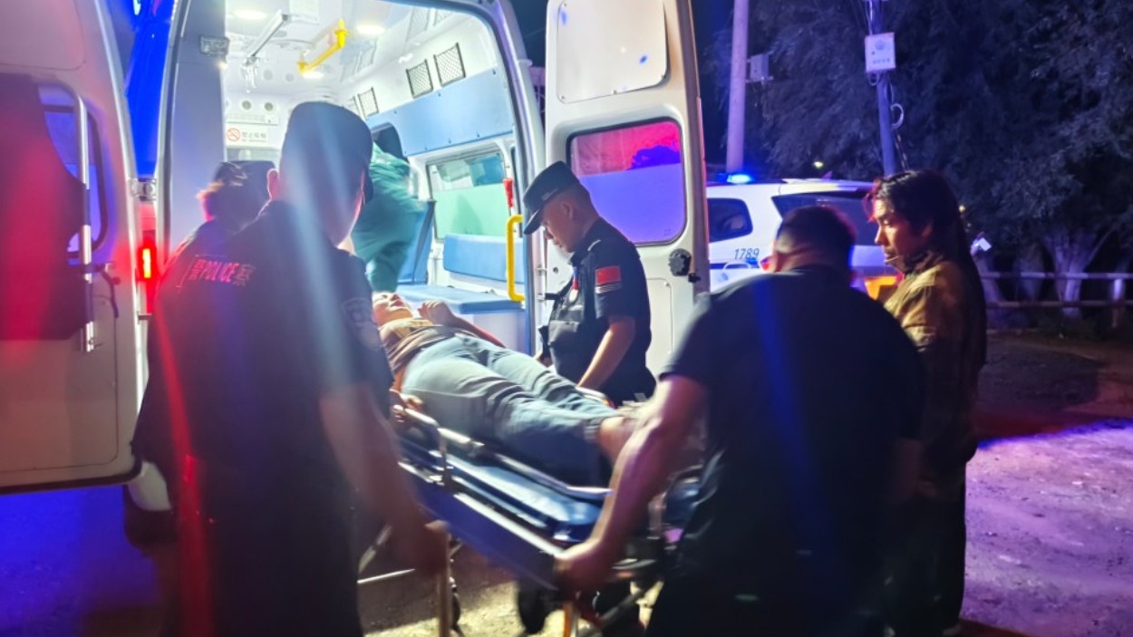争分夺秒！新疆阿克苏边境管理支队戍边民警紧急护送突发疾病群众就医