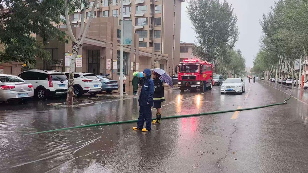 吴忠市利通区清宁河社区：闻汛而动快速排涝 筑牢防线守护安全