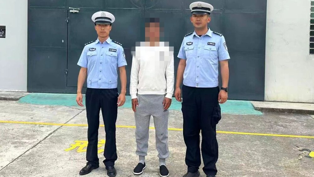 驾驶证吊销仍开车？拘！