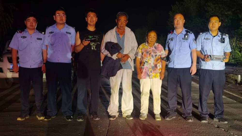 警民同心连夜搜寻四小时找回走失老人