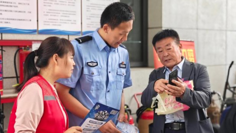 以案释法进市集 精准反诈护民安