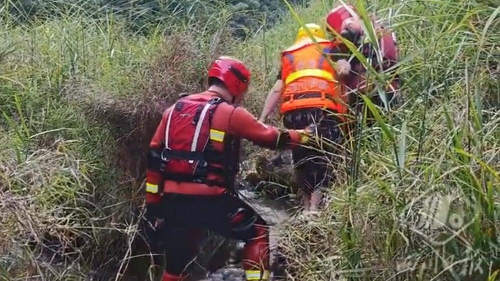 自贡消防员紧急救援野外水域被困群众