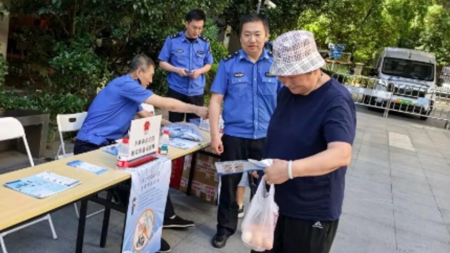 开门纳谏听民意 普法宣传零距离