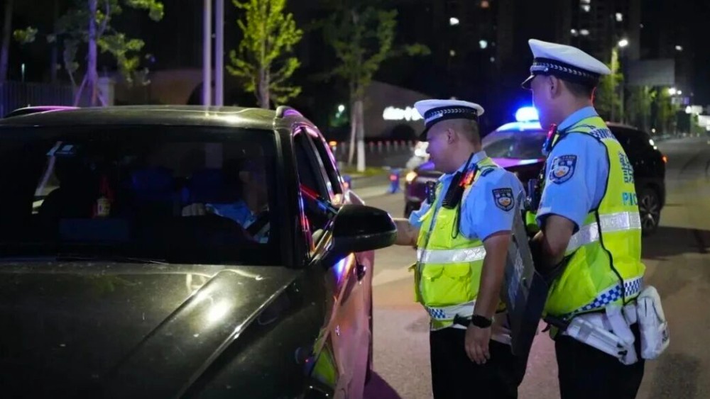 德阳公安交警“零点行动” 重拳整治夜间交通乱象
