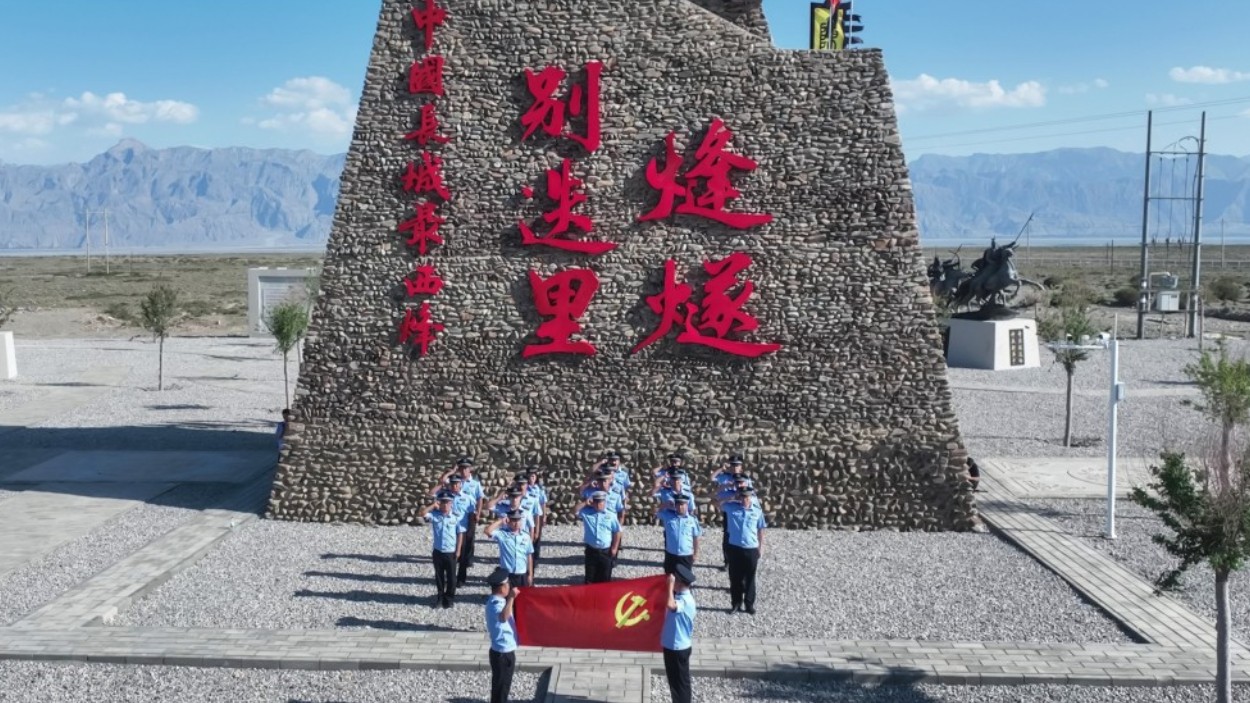 新疆乌什县公安局：党旗映天山铸忠诚 警徽耀边关护安宁