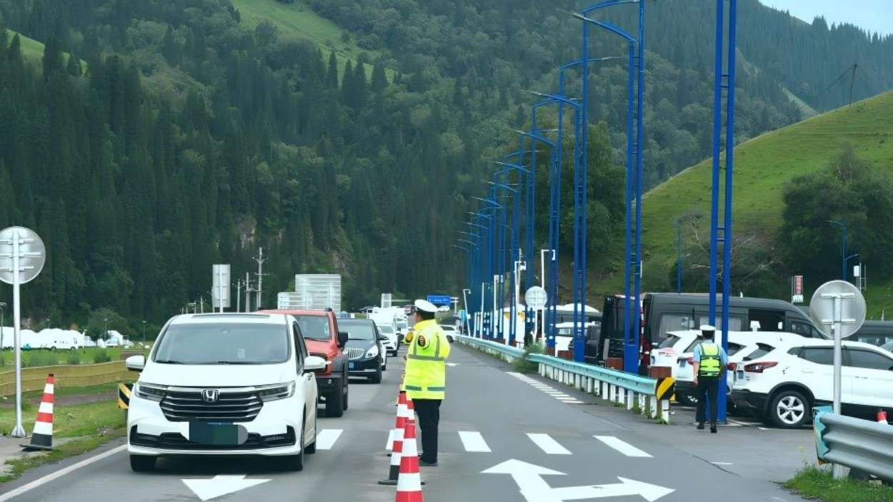 新疆新源县公安局：独库公路暑期客流上涨 交警全力保障山区道路通行